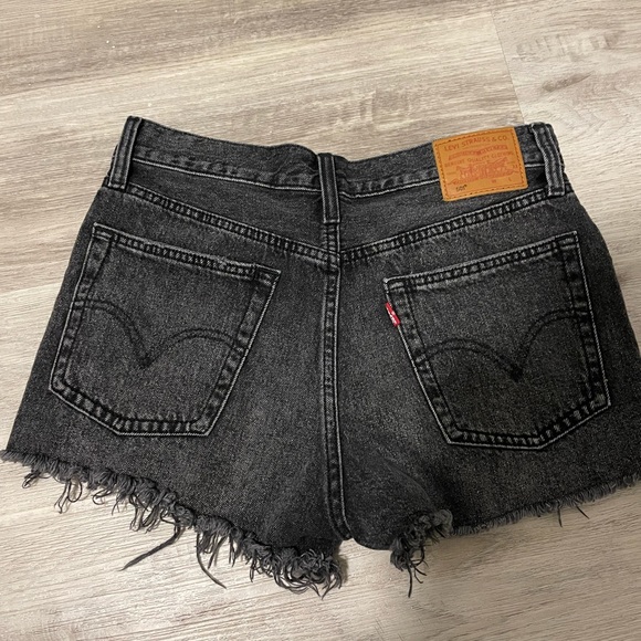 LEVI WOMEN SHORTS. SIZE 27 - Picture 2 of 3